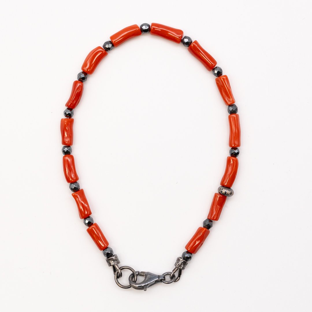 Bracciale in Cannette di Corallo Rosso ed Ematite